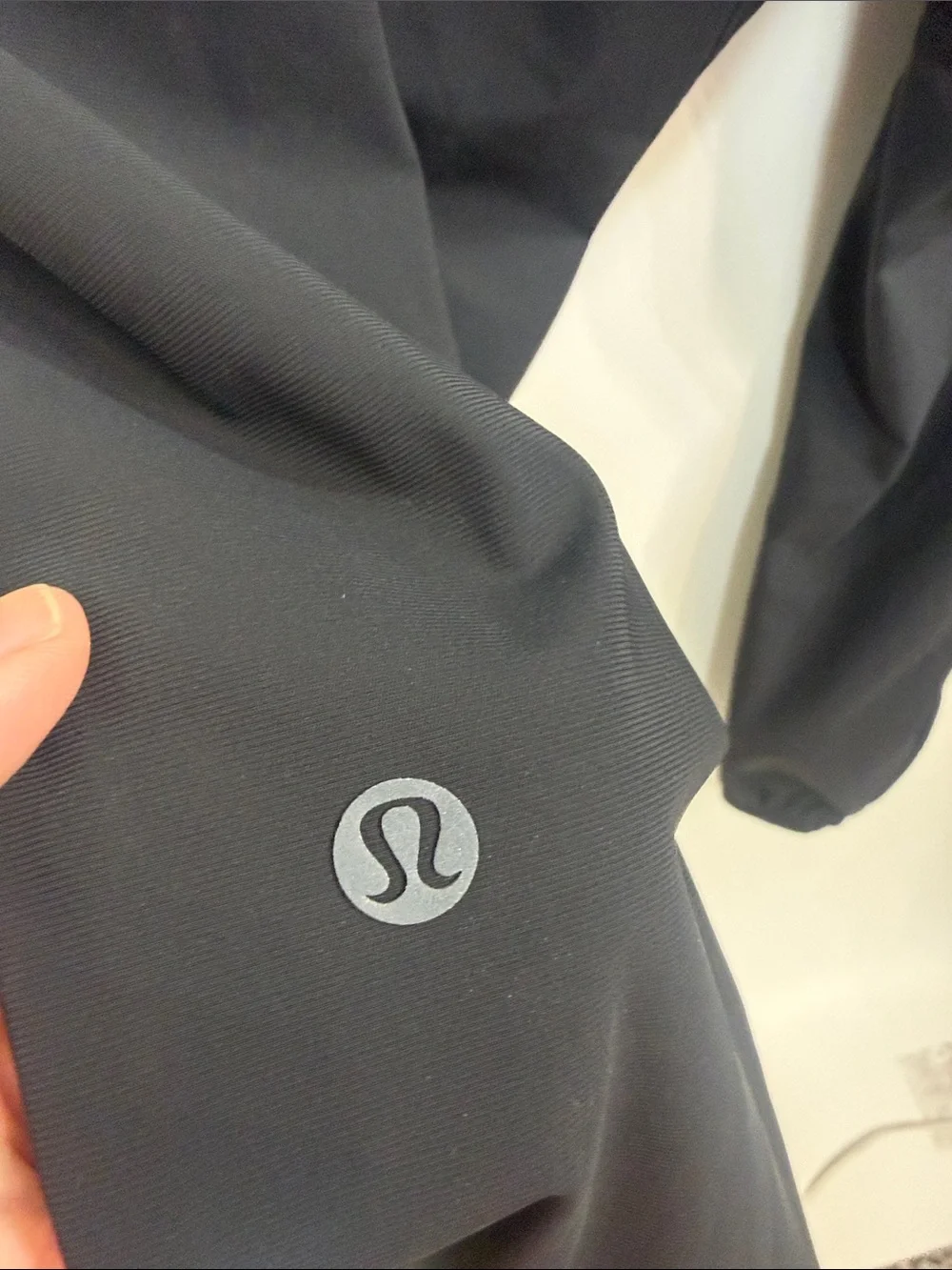 Lululemon men’s black nylon joggers zipper ankle size large.